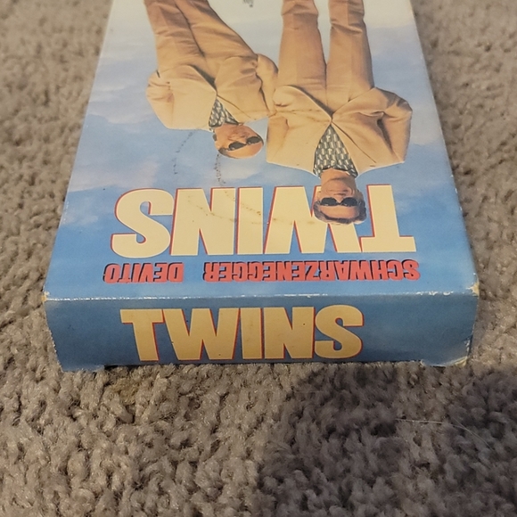 Vintage 1988 Twins VHS - Picture 6 of 8
